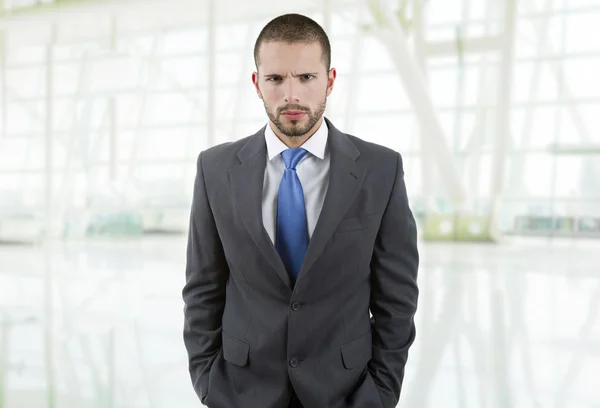 Портрет молодого бизнесмена в офисе — стоковое фото