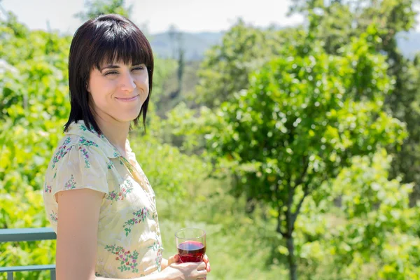 Femme buvant du vin rouge dans un vignoble, en plein air — Photo