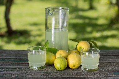 limon suyu yaz seti, açık ahşap bir masaya