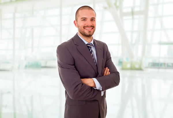 Porträt eines jungen Geschäftsmannes im Büro — Stockfoto