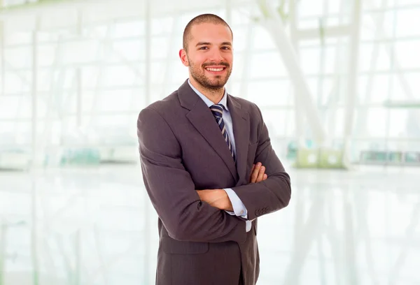 Jeune homme d'affaires portrait au bureau — Photo