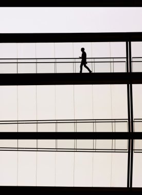 Modern ofis binası iç genç işadamı görünümünü siluet