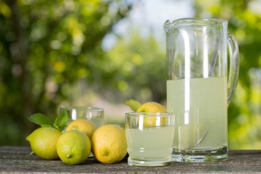 limon suyu yaz seti, açık ahşap bir masaya