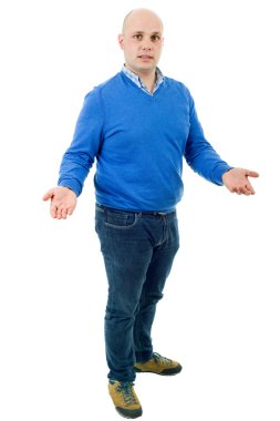 Beyaz bir arka planda tam vücut bekleyen genç casual adam