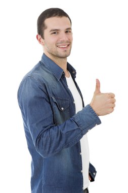 Genç, sıradan bir adam başparmağını kaldırıyor, beyaz üzerinde soyutlanıyor.