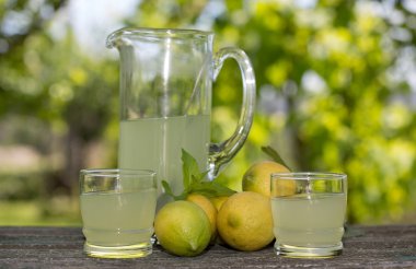 limon suyu yaz seti, açık ahşap bir masaya