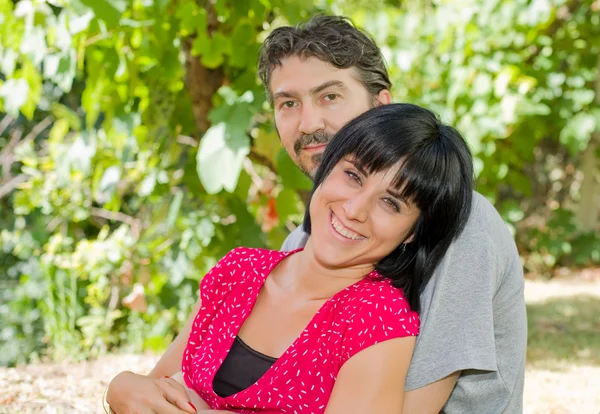 Jovem casal romântico no parque — Fotografia de Stock