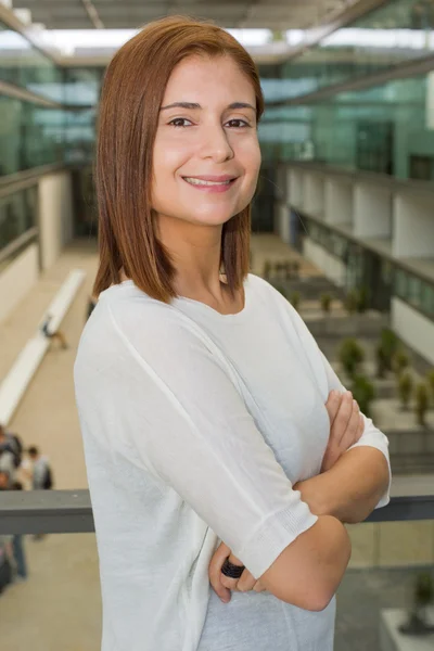 Jonge gelukkig zakenvrouw op kantoor — Stockfoto