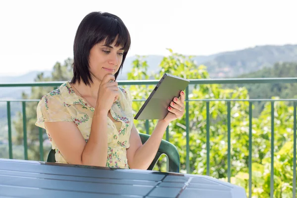 Donna casual che lavora con un tablet pc, all'aperto — Foto Stock