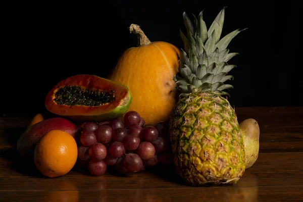 Olika frukter på ett träbord, studio bild — Stockfoto