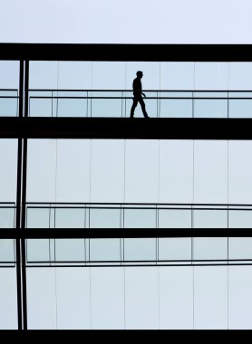 Modern ofis binası iç genç işadamı görünümünü siluet