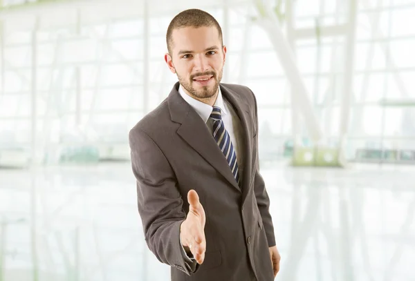 Ung affärsman i kostym till skaka hand på kontoret — Stockfoto