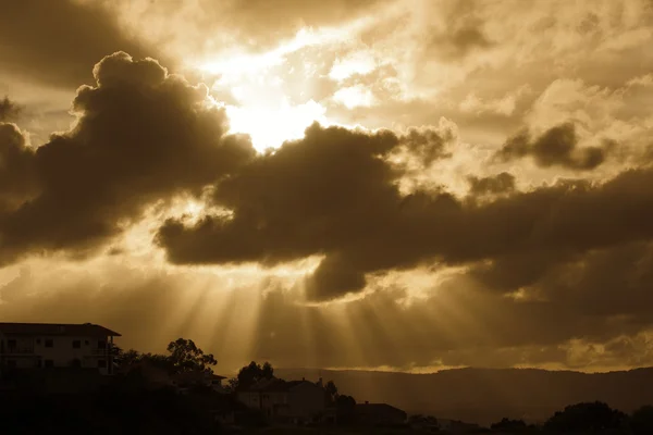 Puesta de sol con rayos de sol en el norte de Portugal —  Fotos de Stock