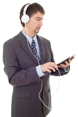 Tablet bilgisayar ve kulaklıklı iş adamı, izole