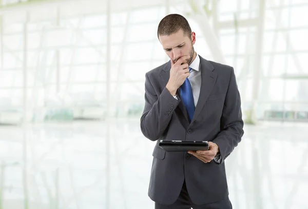 Hombre de negocios que usa la almohadilla táctil de la tableta PC, en la oficina —  Fotos de Stock