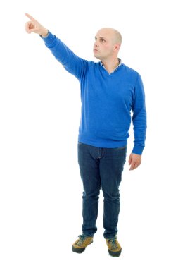 Beyaz bir arka plan üzerinde işaret ederek, genç casual adam tam vücut izole