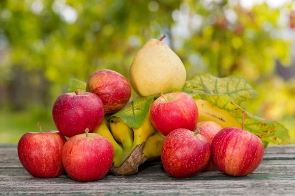 Früchte im Holztisch im Garten — Stockfoto