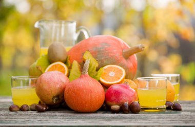 suyu ve ahşap masa, açık üzerinde sonbahar meyve çok gözlük