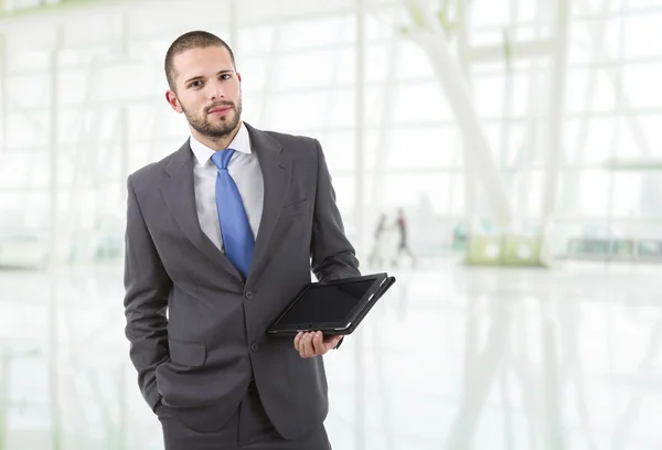 Jeune homme d'affaires avec une tablette pc, au bureau — Photo