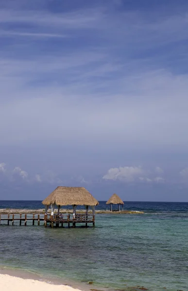 Bacino di legno sul mare dei caraibi nella penisola dello Yucatan, Messico — Foto Stock