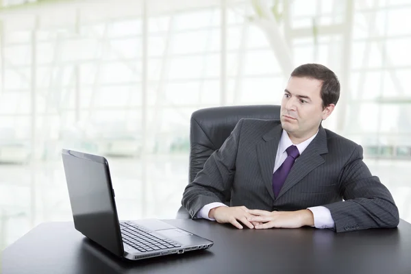 Giovane uomo d'affari che lavora con è laptop in ufficio — Foto Stock