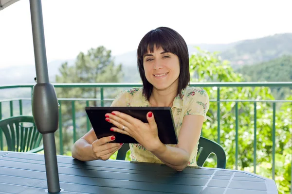 Mujer casual que trabaja con una tableta PC, al aire libre — Foto de Stock