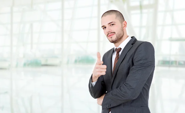 Porträt eines jungen Geschäftsmannes im Büro — Stockfoto