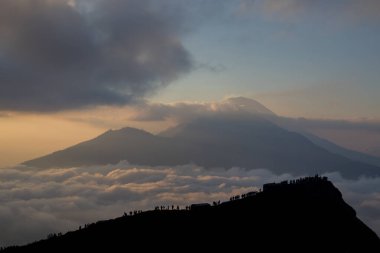 Batur Dağı 'nın tepesinden (Kintamani volkanı), Bali, Endonezya' dan gelen bulutların ve sisin manzarası.