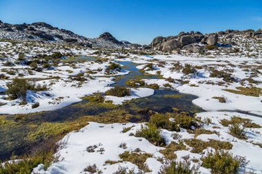 Serra do Xures dağlarının karlı kış manzarası doğal park, Galiçya, İspanya