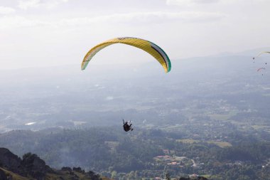 Portekiz 'in kuzeyinde, Caldelas, Portekiz' de Aboua Kupası 'na paragliding.