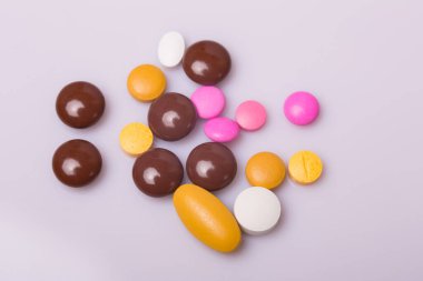 farklı tabletler haplar kapsül yığınları karışık terapi ilaçları