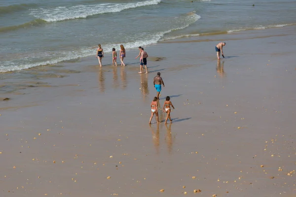 Albufeira Portugal Mensen Aan Het Beroemde Strand Van Olhos Agua — Stockfoto