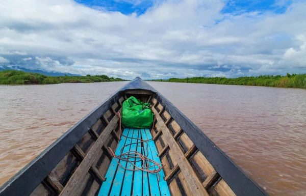 Zwiedzanie Odkrywanie Jeziora Inle Mjanmie Starej Zardzewiałej Łodzi — Zdjęcie stockowe
