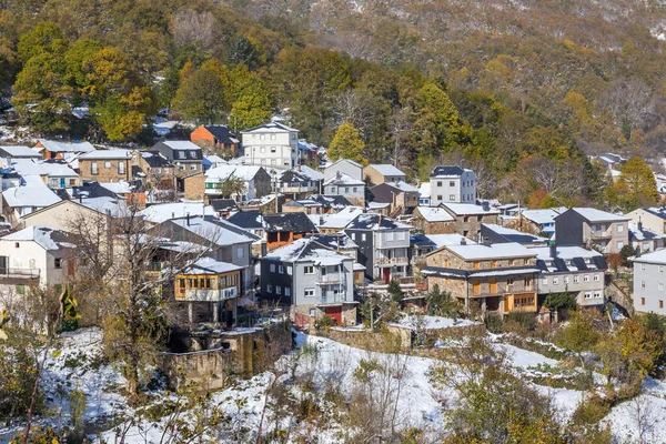 プエブラ サナブリアの外の小さな村は雪で覆われていました サナブリア カスティーリャ レオン スペイン — ストック写真