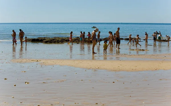 Albufeira Portugalia Ludzie Słynnej Plaży Olhos Agua Albufeira Znajduje Się — Zdjęcie stockowe