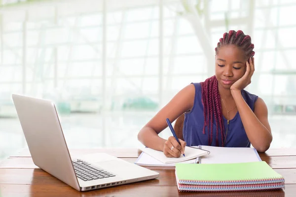 Feliz Hermosa Mujer Negocios Que Trabaja Con Ordenador Portátil Escritorio — Foto de Stock