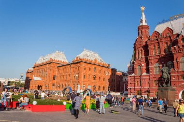 İnsanlar Rusya 'nın Moskova şehrinde bir yaz günü Kızıl Meydan' ı ziyaret ediyorlar. Kızıl Meydan ve Kremlin Moskova 'nın bir numaralı turistik merkezi..