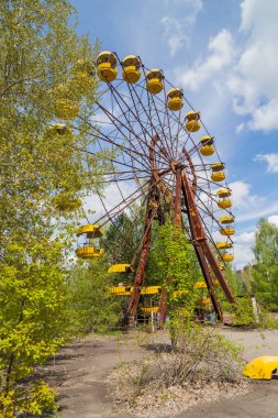 Eski paslı metal radyoaktif elektrikli tekerlek, Pripyat şehrindeki kültür ve eğlence parkı, Çernobil faciası, Ukrayna.