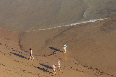 Albufeira 'daki ünlü Olhos de Agua plajındaki insanlar. Bu plaj Algarve 'nin ünlü turistik bölgesinin bir parçasıdır..