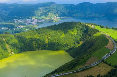 Sete Cidades Gölü, Portekiz 'in Azores adasında bulunan bir volkanik krater gölüdür. Boca do Inferno 'dan Görünüm