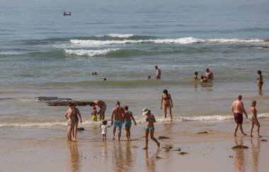 Albufeira 'daki ünlü Olhos de Agua plajındaki insanlar. Bu plaj Algarve 'nin ünlü turistik bölgesinin bir parçasıdır..