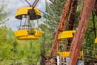 Eski paslı metal radyoaktif elektrikli tekerlek, Pripyat şehrindeki kültür ve eğlence parkı, Çernobil faciası, Ukrayna.