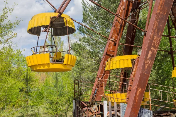 Staré Rozbité Rezavé Kovové Radioaktivní Elektrické Kolo Opuštěné Park Kultury — Stock fotografie