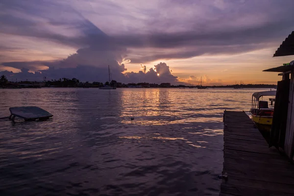 大西洋日落在Bocas Del Toro的海面上巴拿马 — 图库照片