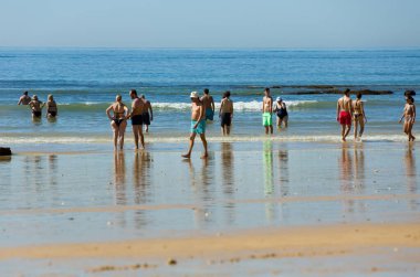Albufeira 'daki ünlü Olhos de Agua plajındaki insanlar. Bu plaj Algarve 'nin ünlü turistik bölgesinin bir parçasıdır..