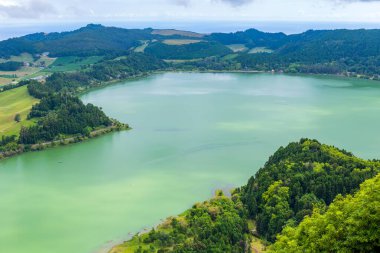Sao Miguel Adası, Azores, Portekiz 'deki Furnas Gölü (Lagoa das Furnas) manzarası Pico do Ferro manzaralı. Volkanik bir kraterde gölün sakin manzarası.