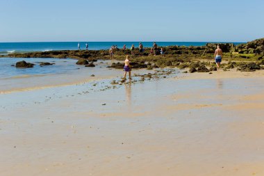 Albufeira 'daki ünlü Olhos de Agua plajındaki insanlar. Bu plaj Algarve 'nin ünlü turistik bölgesinin bir parçasıdır..