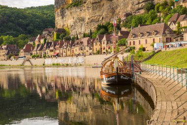 La Roque-Gageac, Dordogne, Fransa La Roque-Gageac 'taki Dordogne nehrinde kano gezisi. Fransa