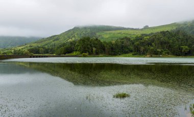 Sete Cidades Gölü 'nün sisli manzarası Sao Miguel Adası, Azores, Portekiz' deki volkanik bir krater gölü.