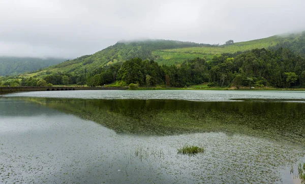 Widok Jezioro Sete Cidades Mgle Wulkaniczne Jezioro Kraterowe Wyspie Sao — Zdjęcie stockowe